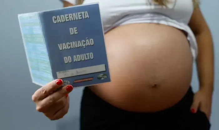 Baixa vacinação contra gripe e Covid-19 aumenta risco para gestantes no Brasil