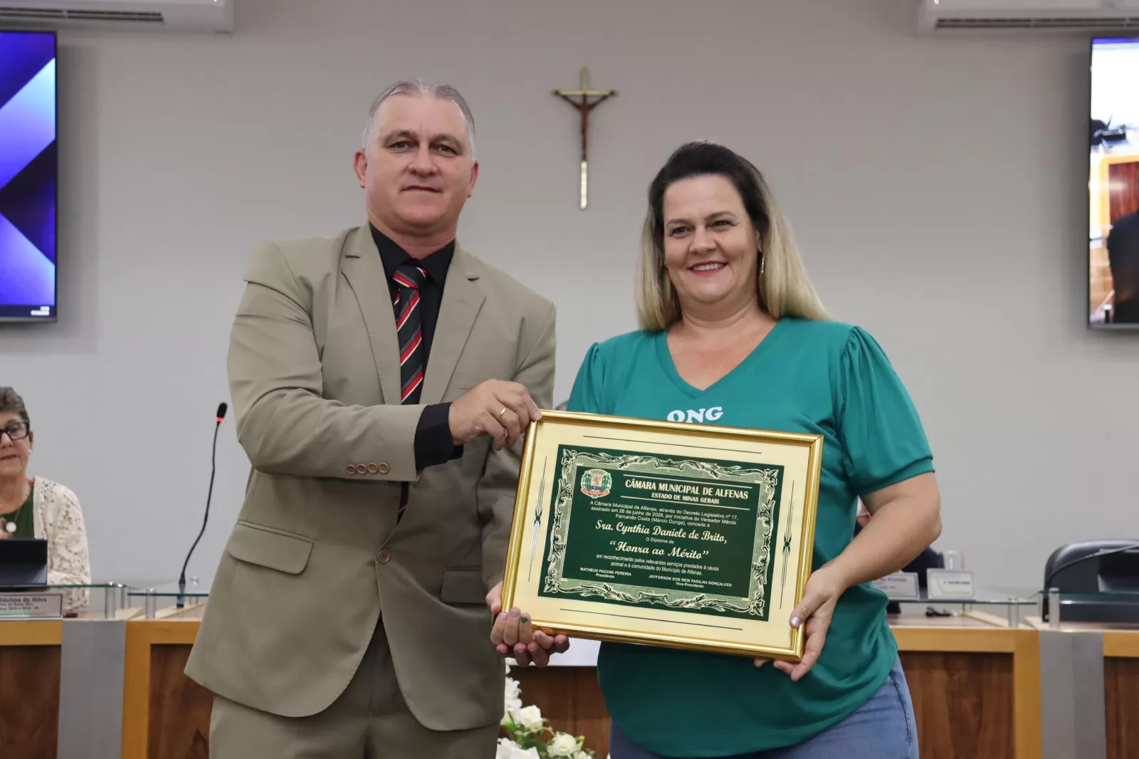 Cynthia Daniele de Brito recebe Honra ao Mérito por atuação na causa animal em Alfenas