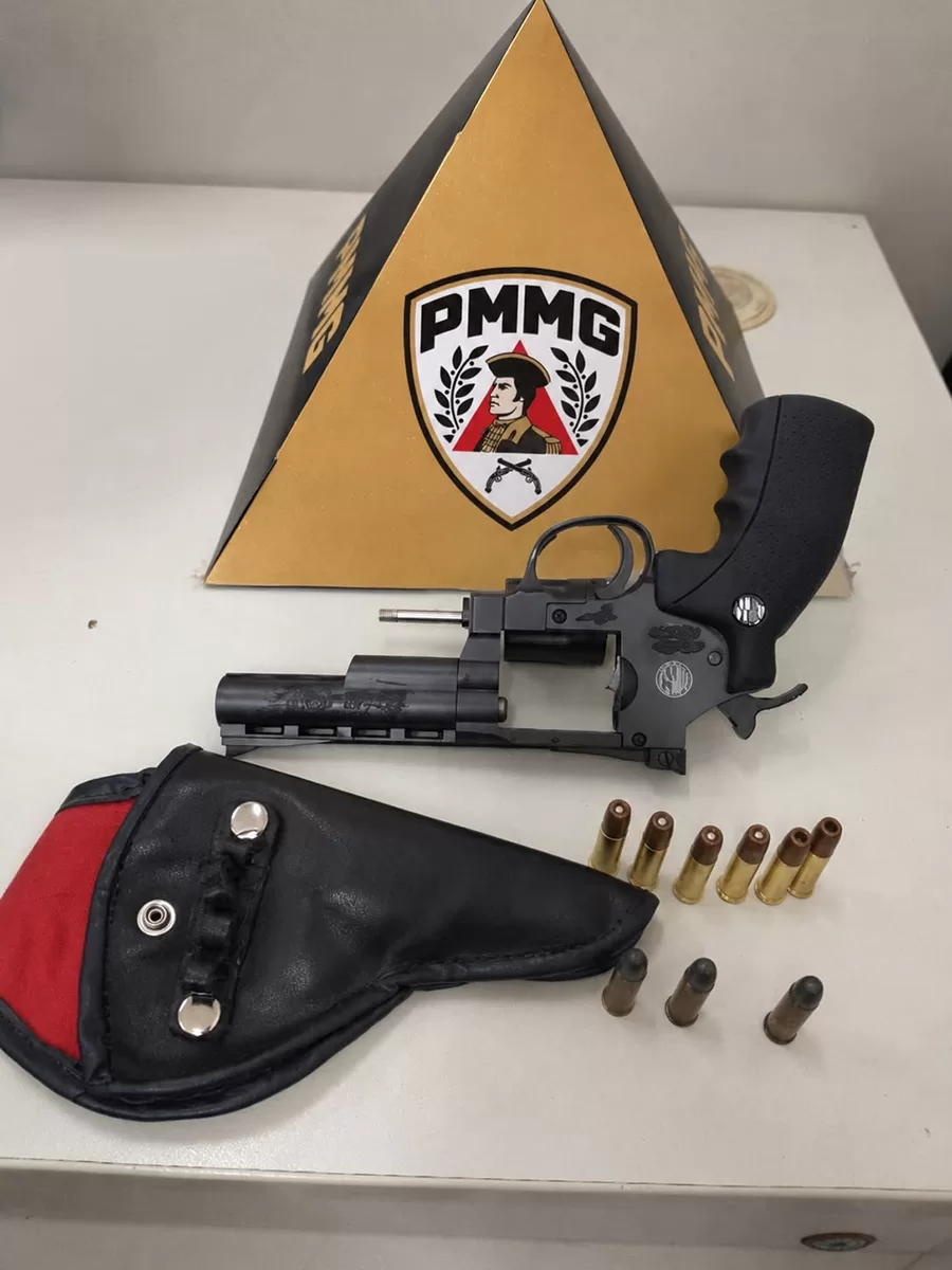 PM apreende simulacro de arma e munições após denúncia envolvendo criança em Alfenas