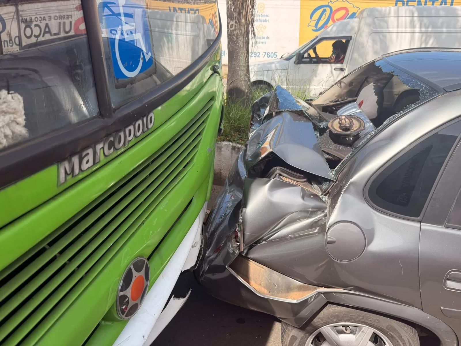 Mulher fica ferida em acidente com quatro veículos no centro de Alfenas