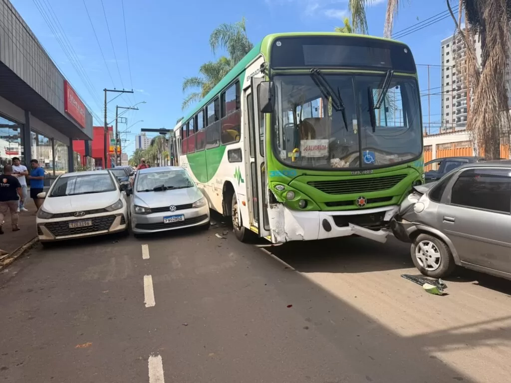 Mulher fica ferida em acidente com quatro veículos no centro de Alfenas
