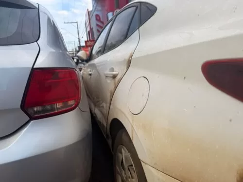 Mulher fica ferida em acidente com quatro veículos no centro de Alfenas