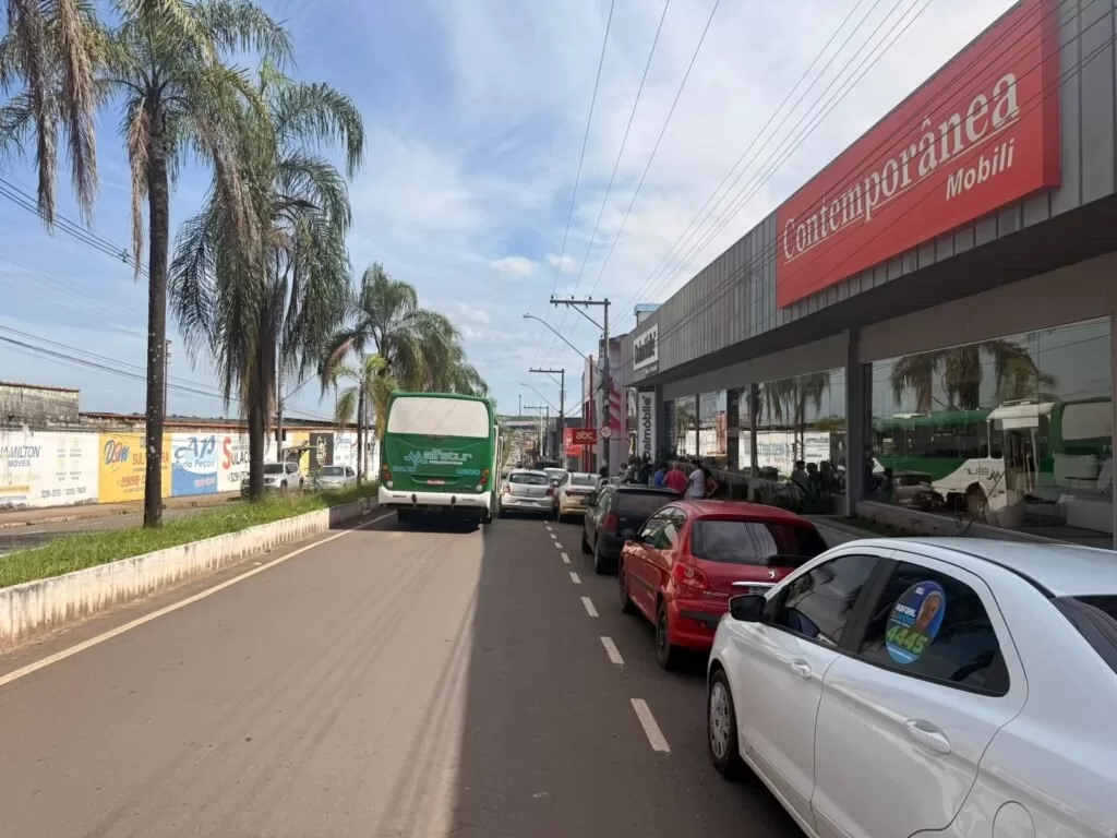 Mulher fica ferida em acidente com quatro veículos no centro de Alfenas