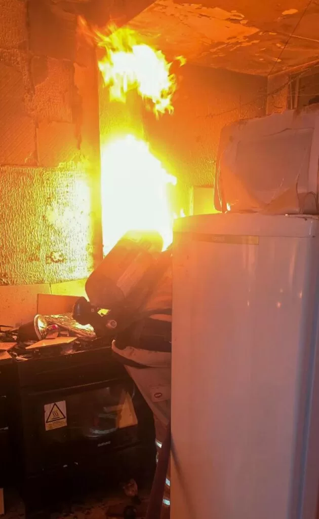 Incêndio causado por vazamento de gás mobiliza bombeiros em residência de Alfenas