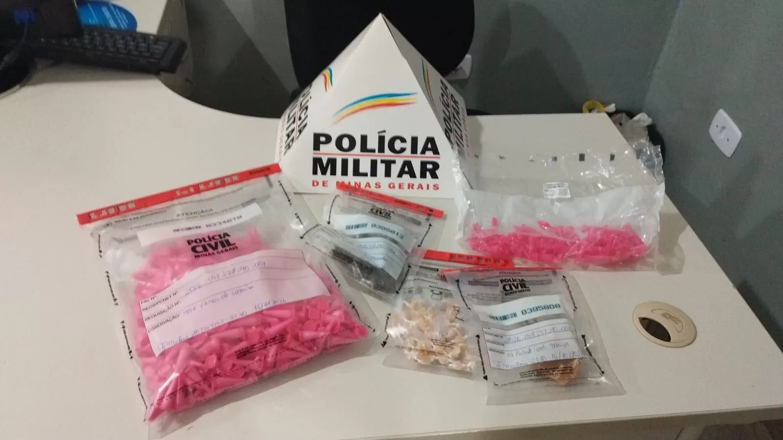 Polícia Militar prende suspeito e apreende 456 pinos de cocaína em Serrania, MG