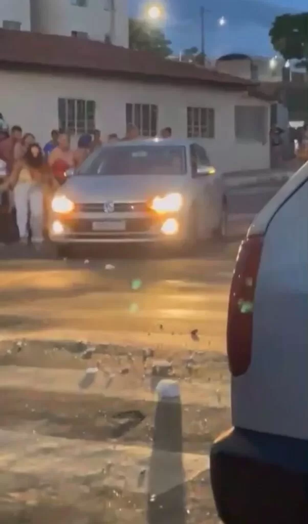 Bloqueio de rua durante carreata em Alfenas termina com morte de cachorro e ameaça a motorista