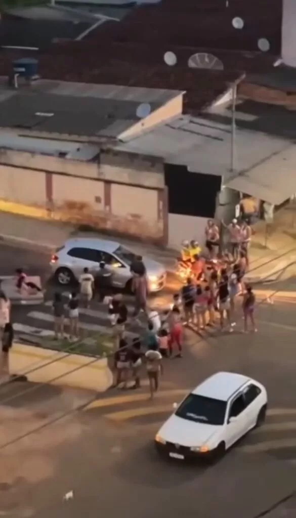 Bloqueio de rua durante carreata em Alfenas termina com morte de cachorro e ameaça a motorista