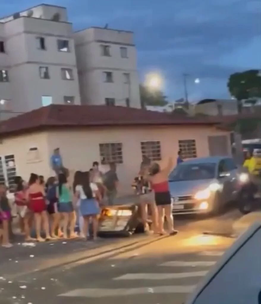 Bloqueio de rua durante carreata em Alfenas termina com morte de cachorro e ameaça a motorista