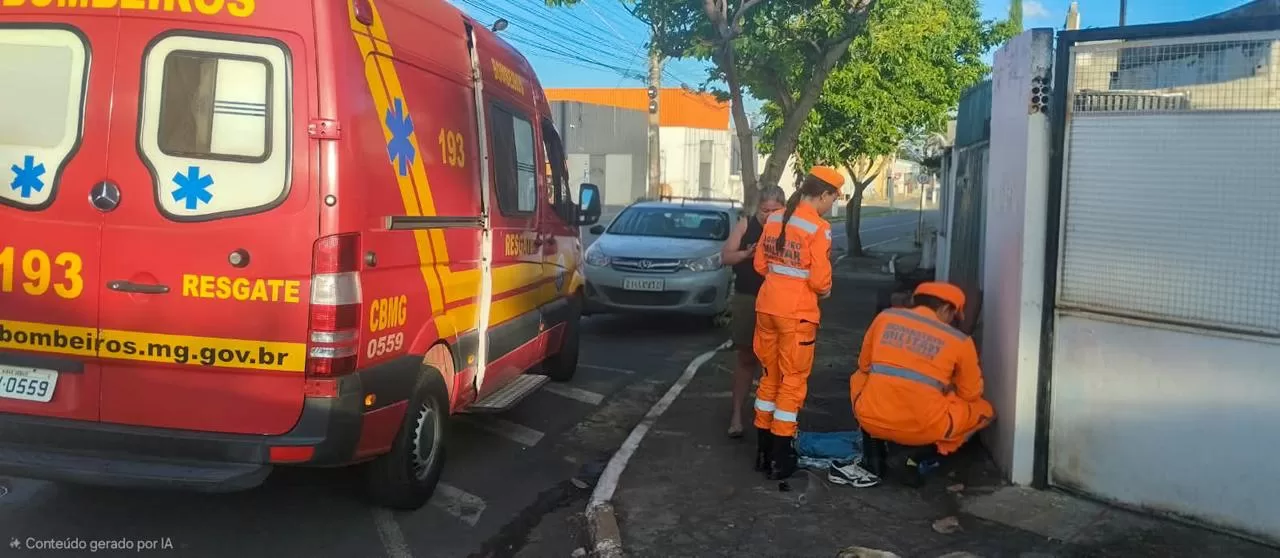 Jovem de 22 anos fica ferido após colisão entre carro e moto em Alfenas
