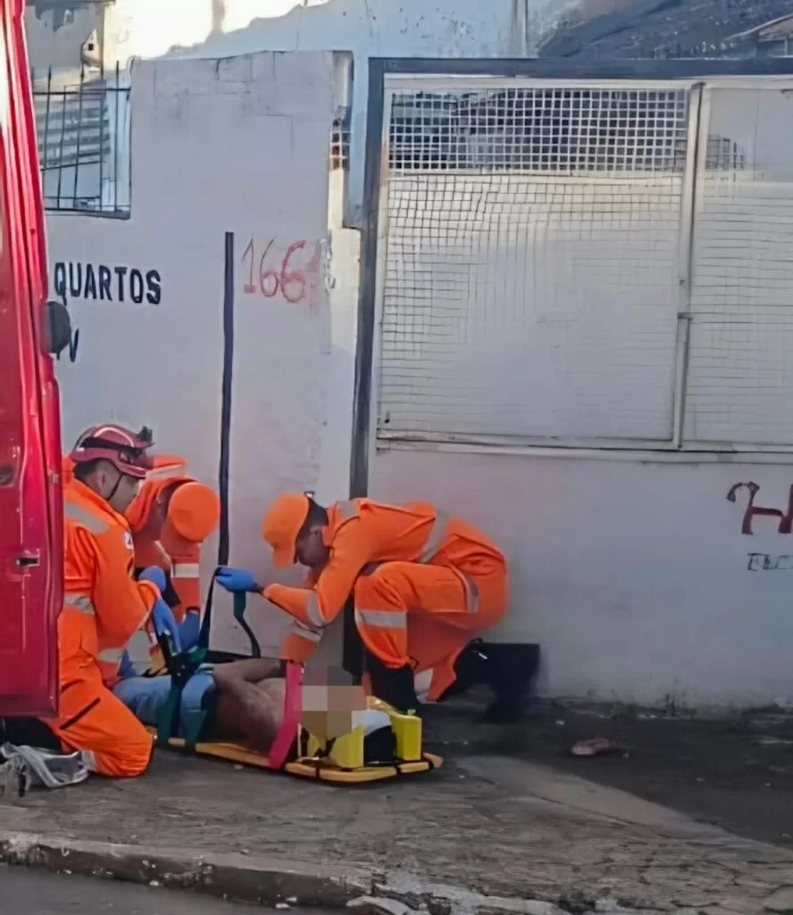 Jovem de 22 anos fica ferido após colisão entre carro e moto em Alfenas