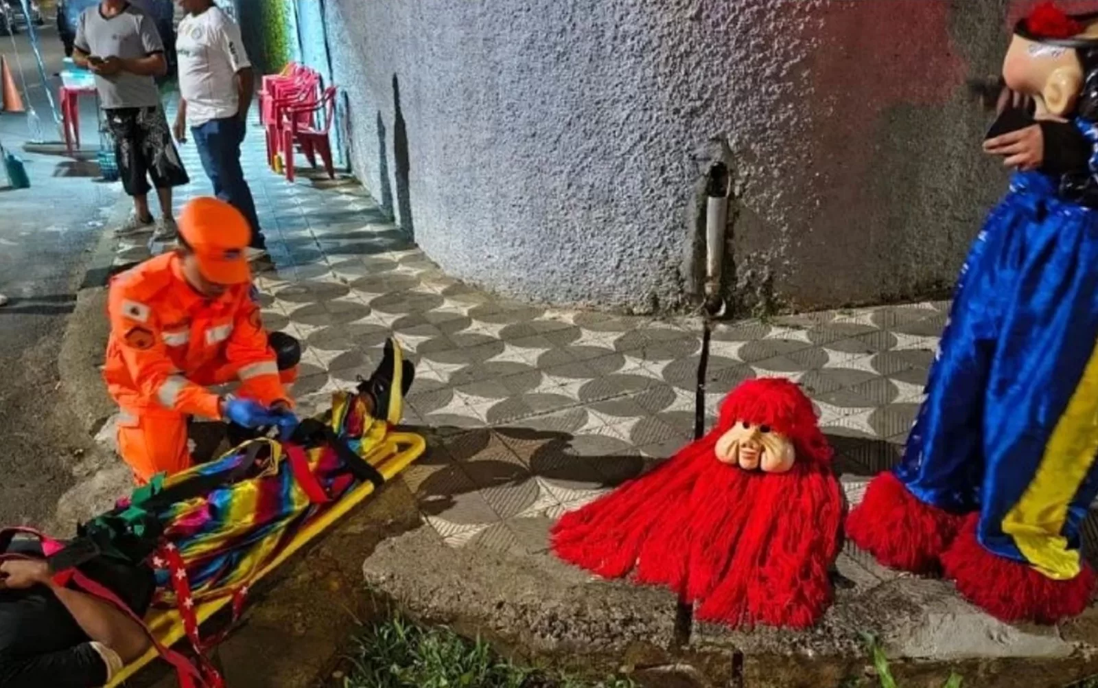 Adolescente vestido de Fofão fica ferido após queda durante apresentação em Alfenas
