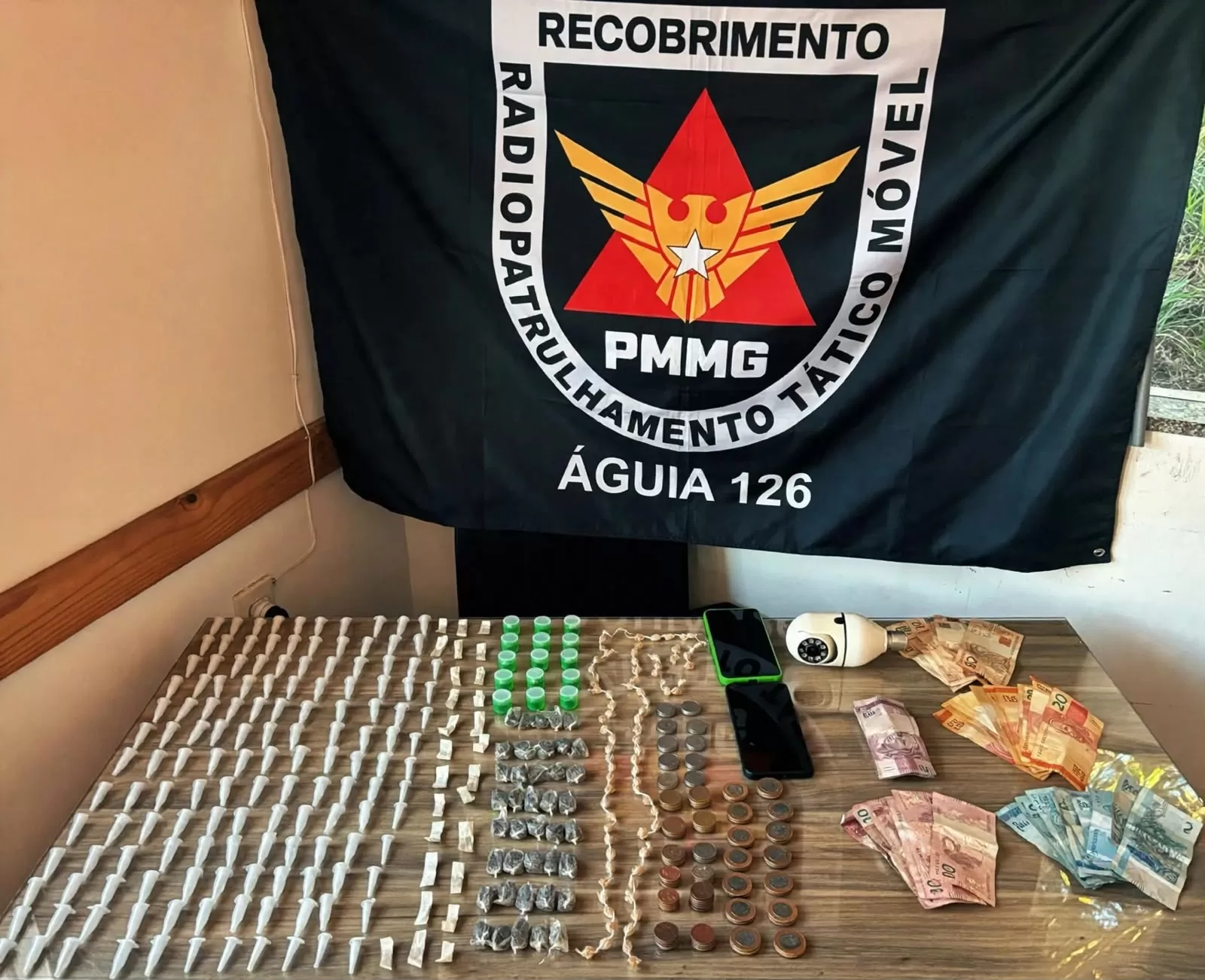 Operação da PM prende dois homens e apreende drogas, dinheiro e câmeras em Alfenas