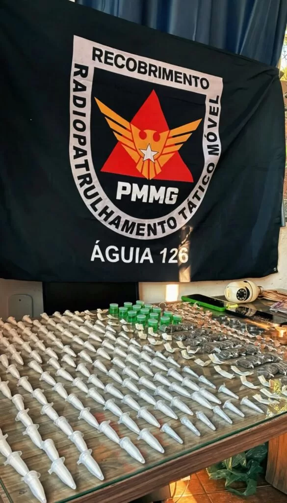 Operação da PM prende dois homens e apreende drogas, dinheiro e câmeras em Alfenas