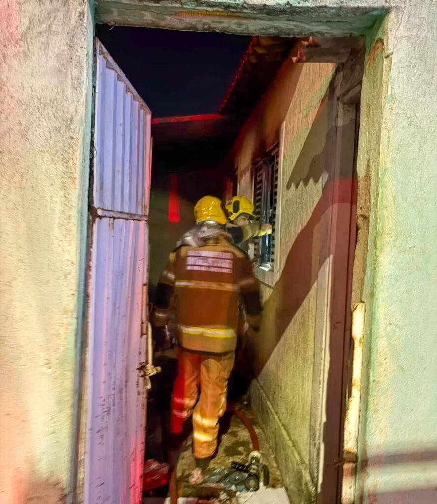Incêndio atinge casa na Vila Borges, em Alfenas; bombeiros não encontram vítimas