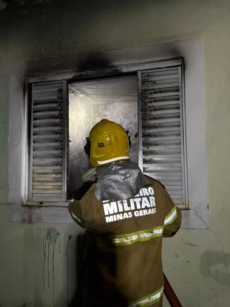 Incêndio atinge casa na Vila Borges, em Alfenas; bombeiros não encontram vítimas