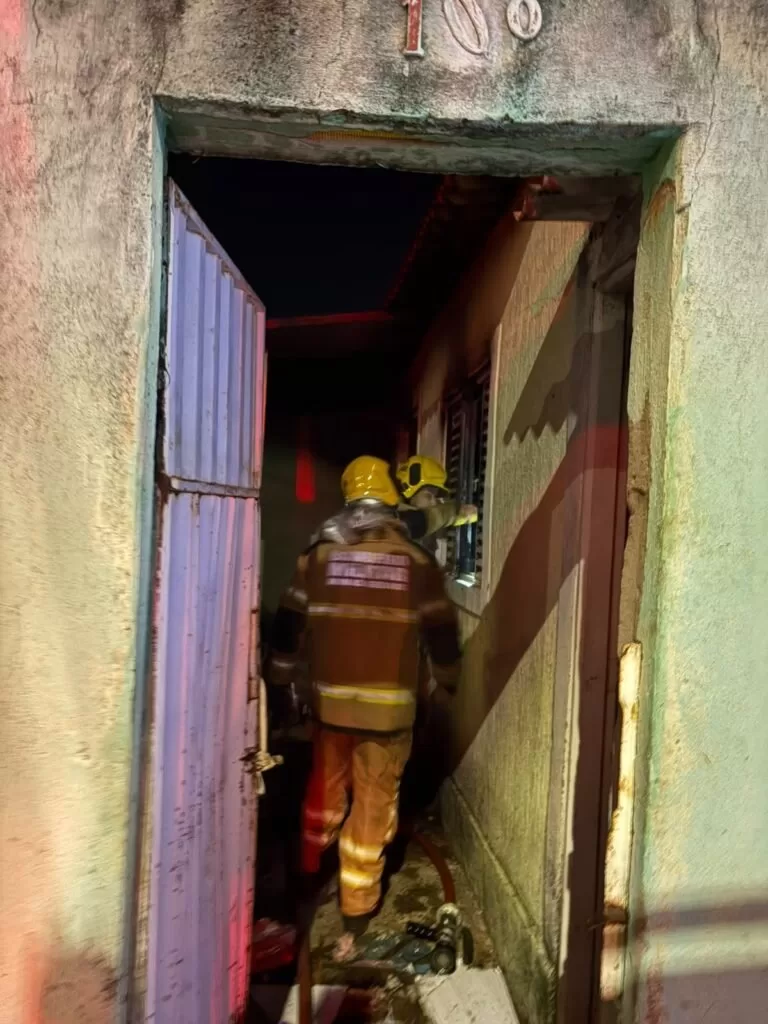 Incêndio atinge casa na Vila Borges, em Alfenas; bombeiros não encontram vítimas