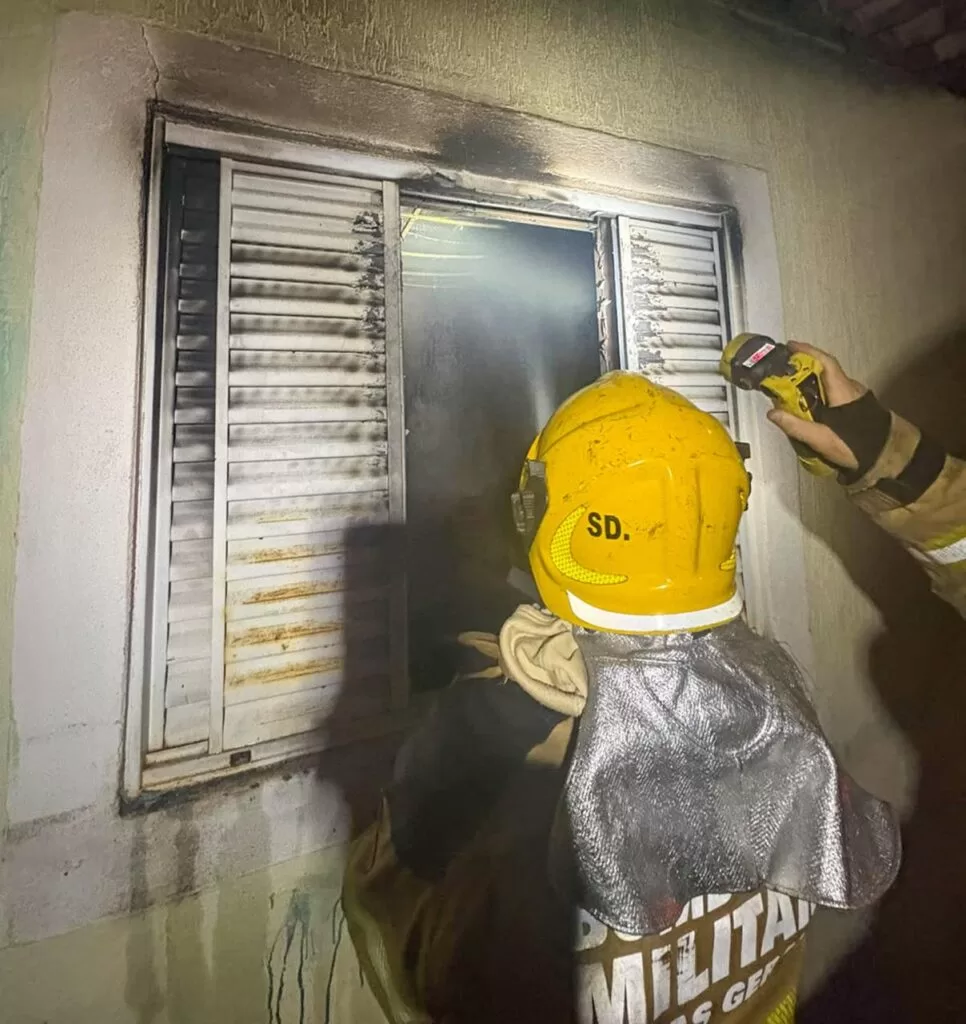 Incêndio atinge casa na Vila Borges, em Alfenas; bombeiros não encontram vítimas