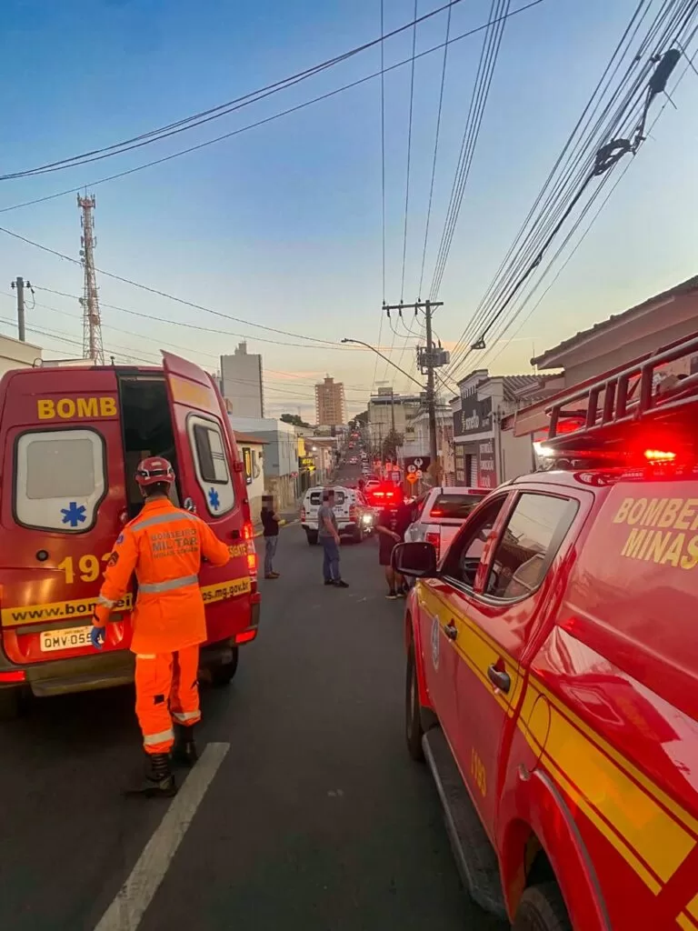 Motociclista de 21 anos fica ferido após queda no Centro de Alfenas