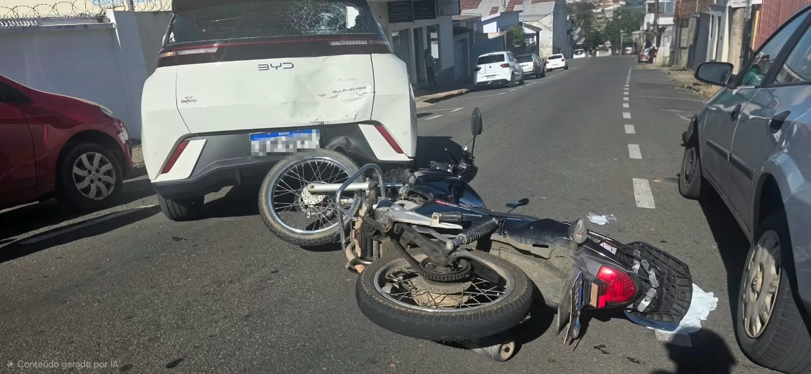 Motociclista de 19 anos fica gravemente ferido em acidente com duas motos e carro em Alfenas
