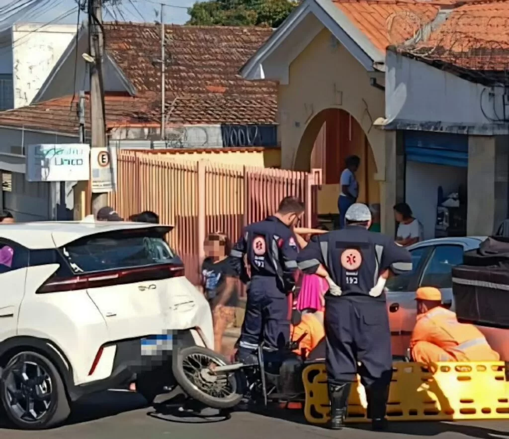 Motociclista de 19 anos fica gravemente ferido em acidente com duas motos e carro em Alfenas