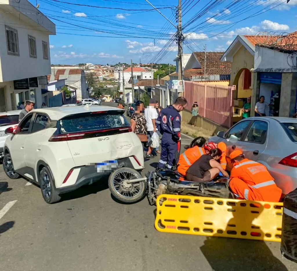 Motociclista de 19 anos fica gravemente ferido em acidente com duas motos e carro em Alfenas