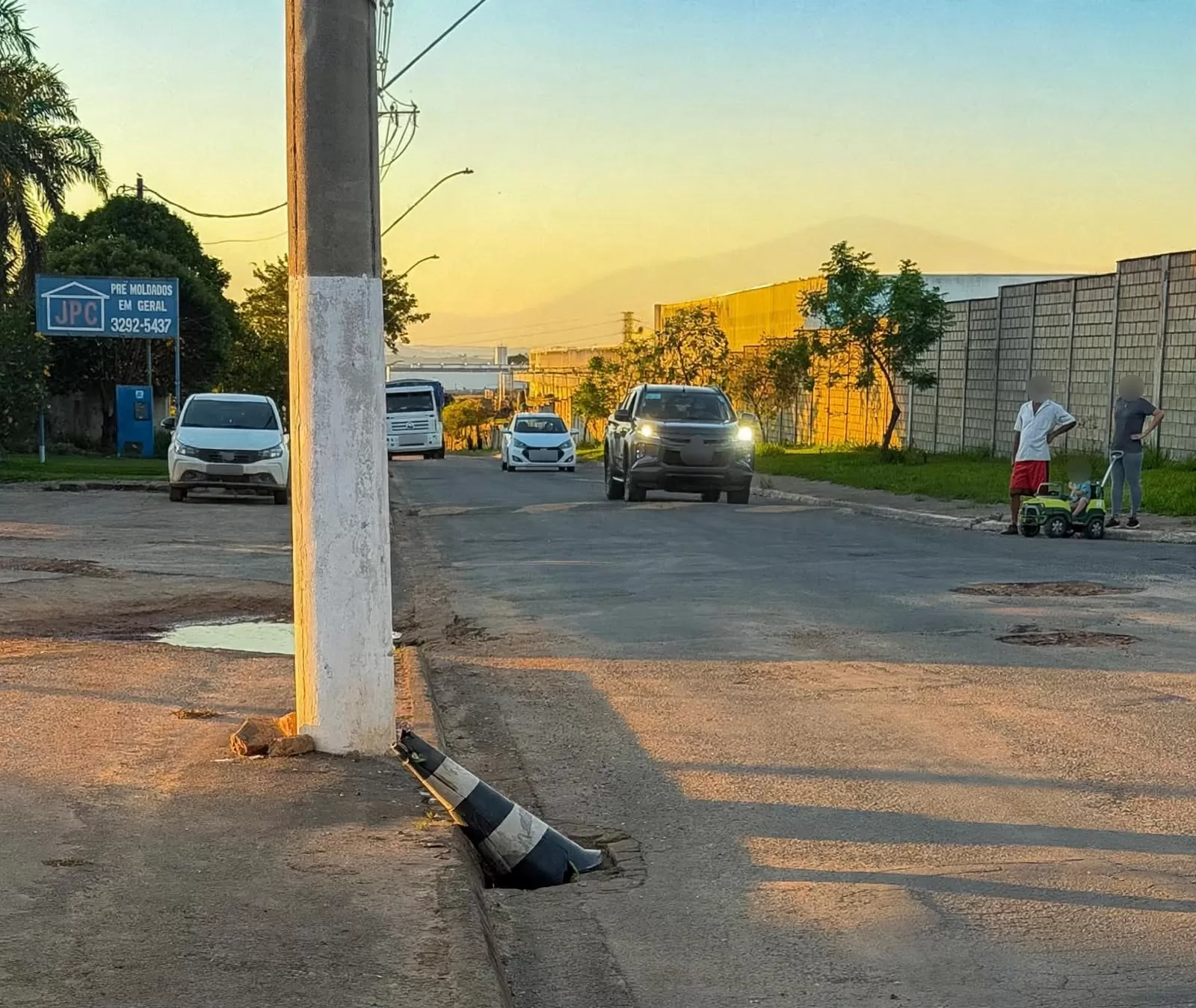 Distrito Industrial de Alfenas enfrenta buracos, mato alto e falta de segurança