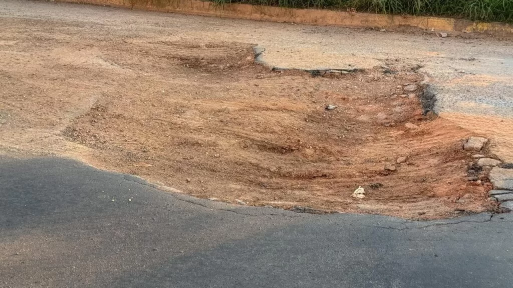 Distrito Industrial de Alfenas enfrenta buracos, mato alto e falta de segurança