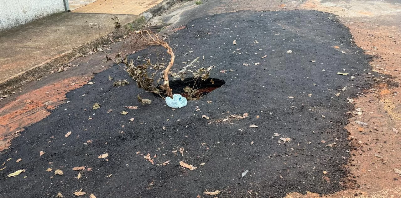 Buraco reaparece menos de dez dias após reparo em rua do Residencial Oliveira, em Alfenas