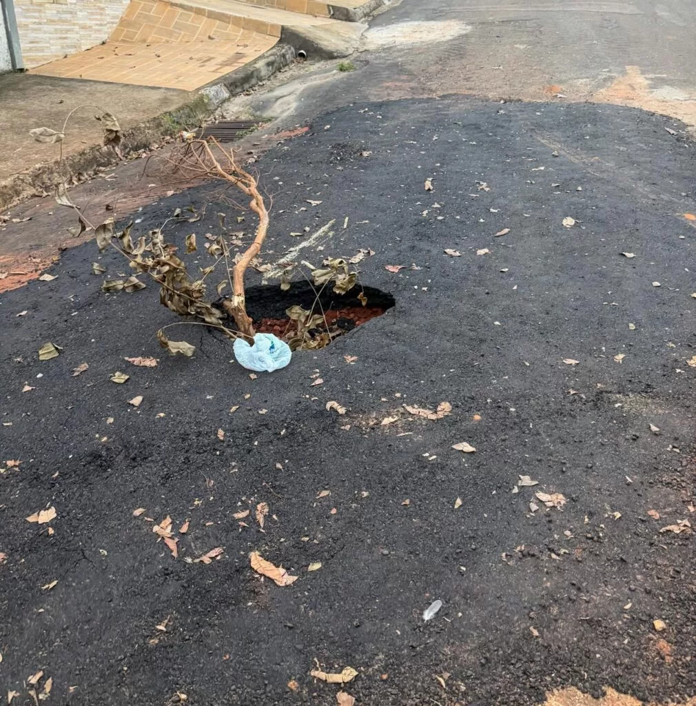 Buraco reaparece menos de dez dias após reparo em rua do Residencial Oliveira, em Alfenas