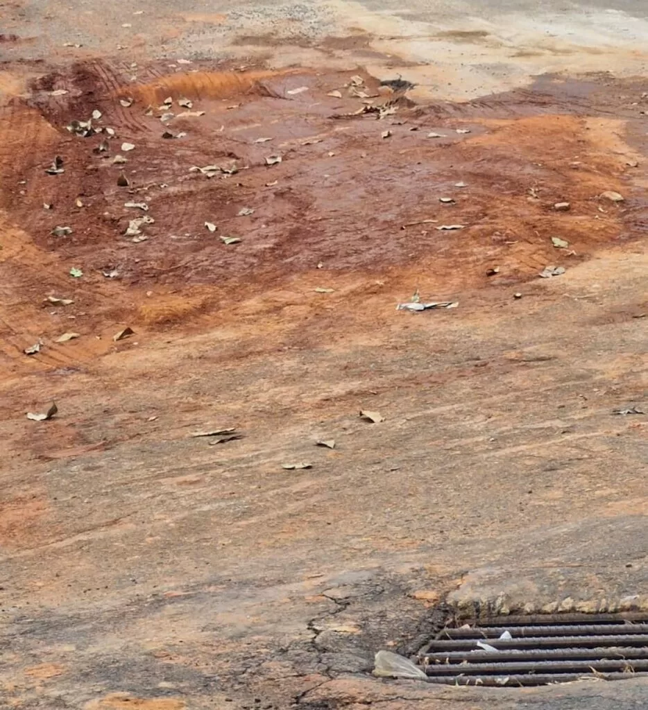 Buraco reaparece menos de dez dias após reparo em rua do Residencial Oliveira, em Alfenas