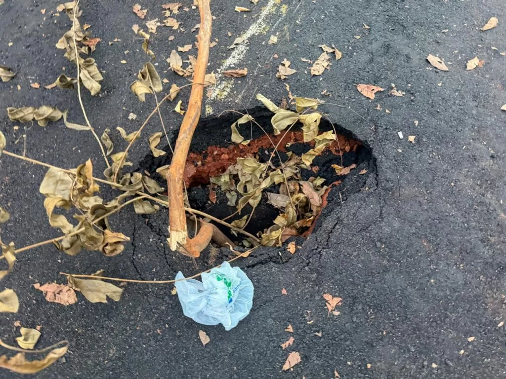 Buraco reaparece menos de dez dias após reparo em rua do Residencial Oliveira, em Alfenas