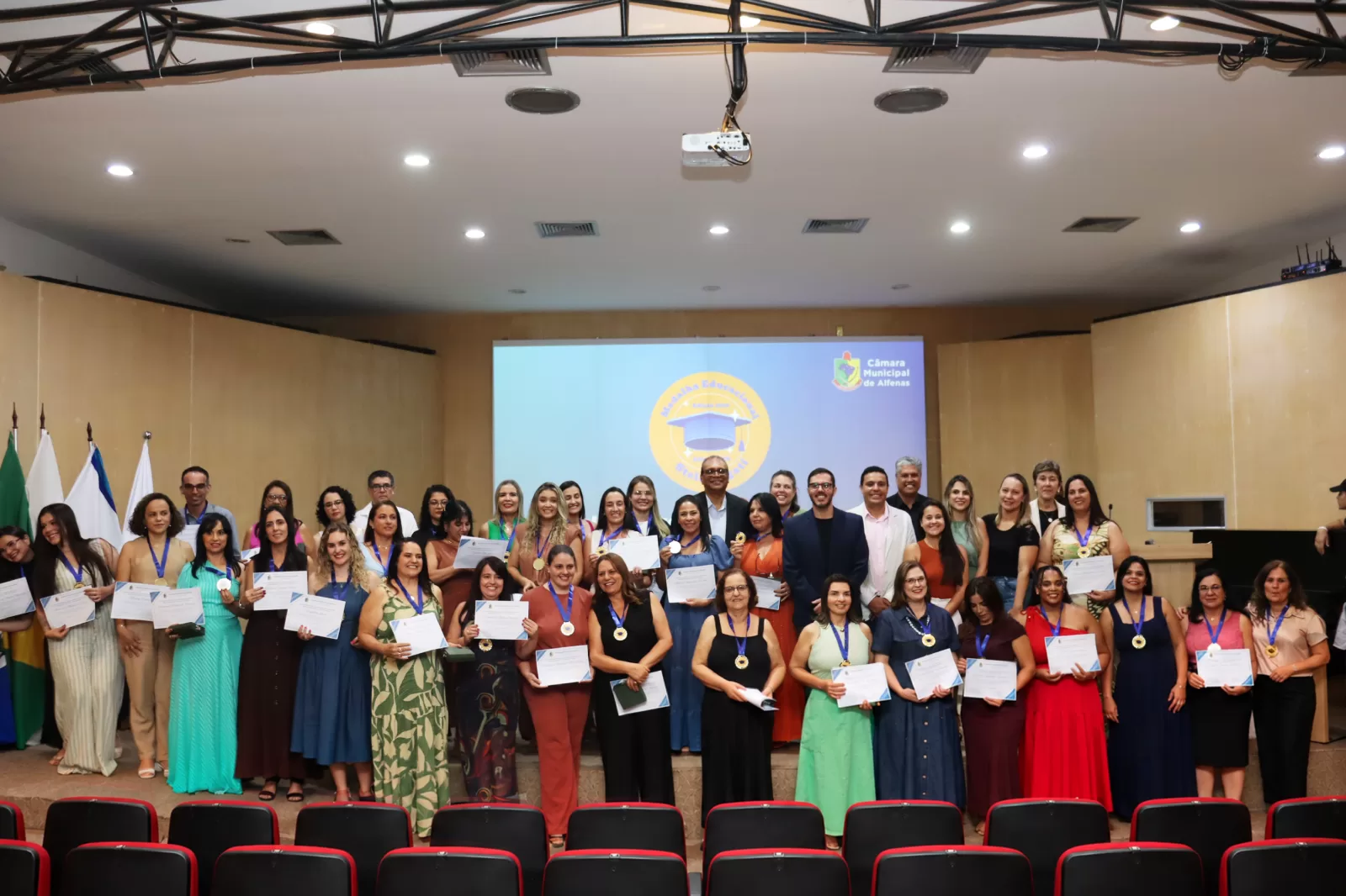 Câmara de Alfenas entrega Medalha Educacional Stela Rogatti a profissionais da rede pública
