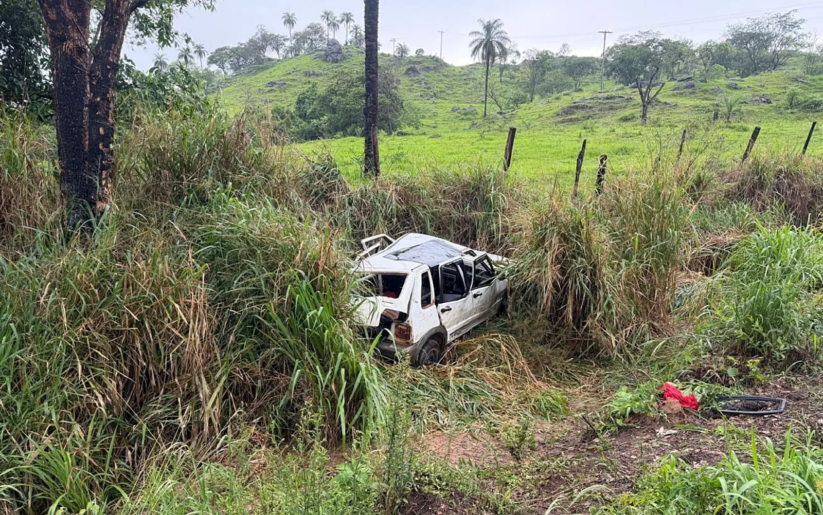 Quatro homens ficam feridos após carro capotar na LMG-856, em Cássia
