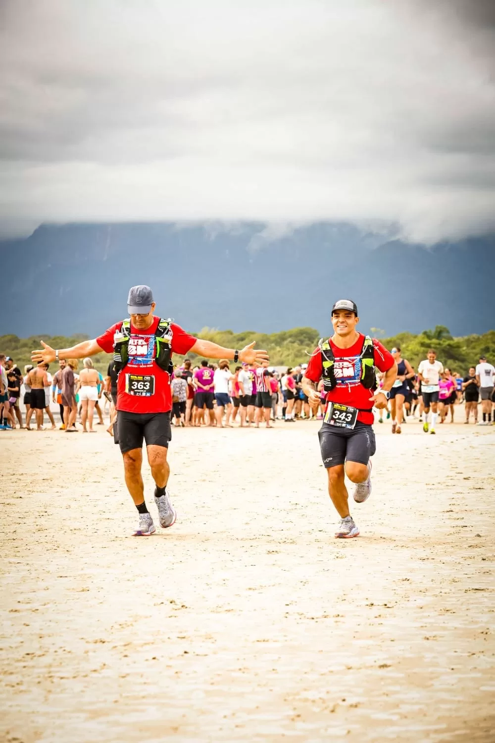 Atletas de Alfenas concluem ultramaratona de 75 km sob chuva no litoral paulista