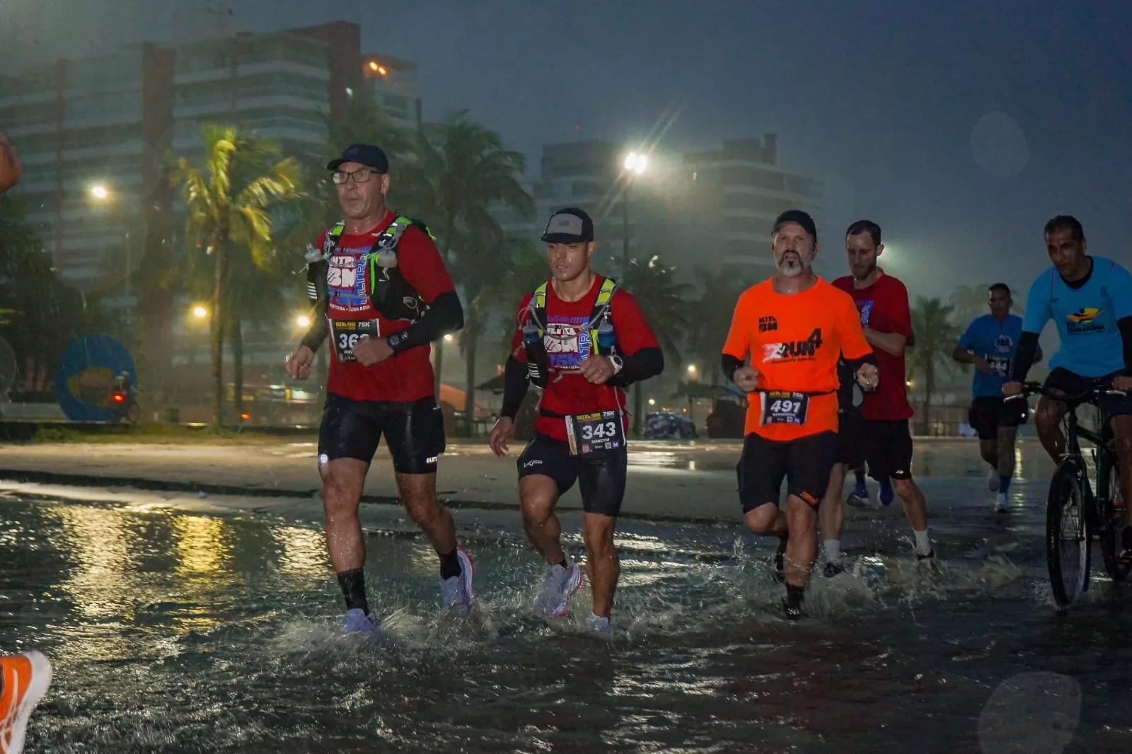 Atletas de Alfenas concluem ultramaratona de 75 km sob chuva no litoral paulista