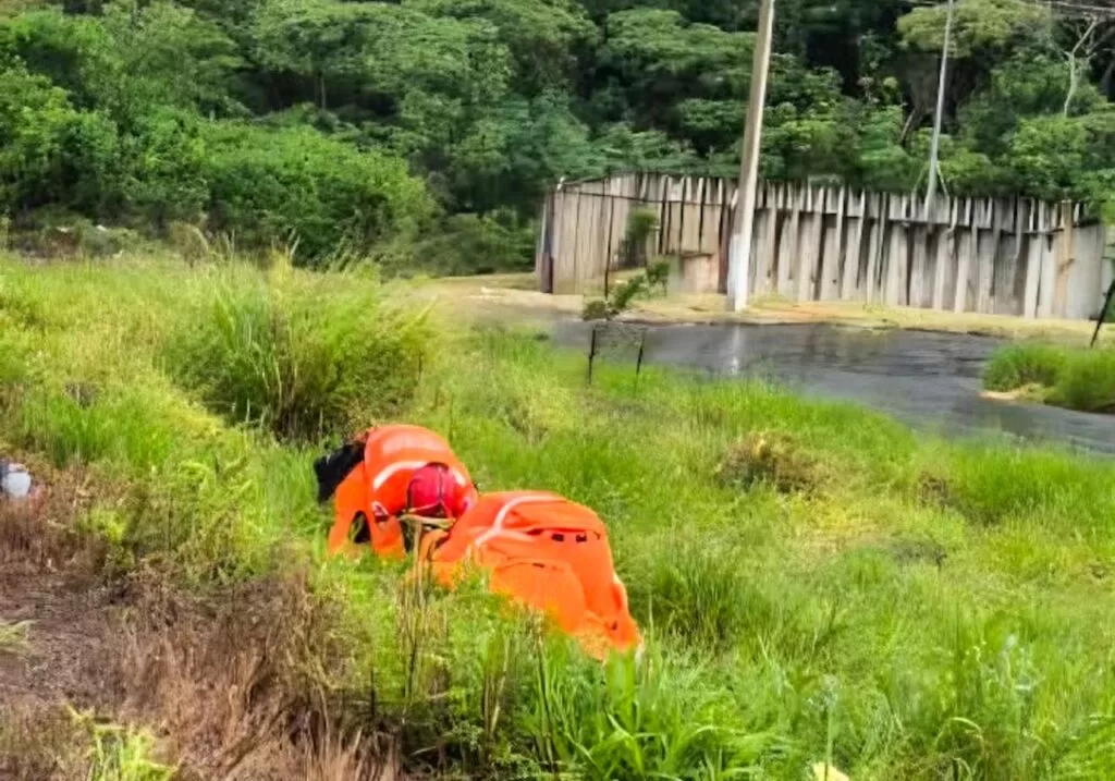Jovem fica ferida após colisão entre carro e Honda Biz na Perimetral, em Alfenas