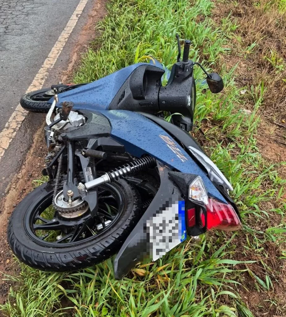 Jovem fica ferida após colisão entre carro e Honda Biz na Perimetral, em Alfenas