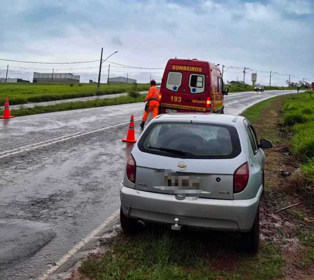 Jovem fica ferida após colisão entre carro e Honda Biz na Perimetral, em Alfenas