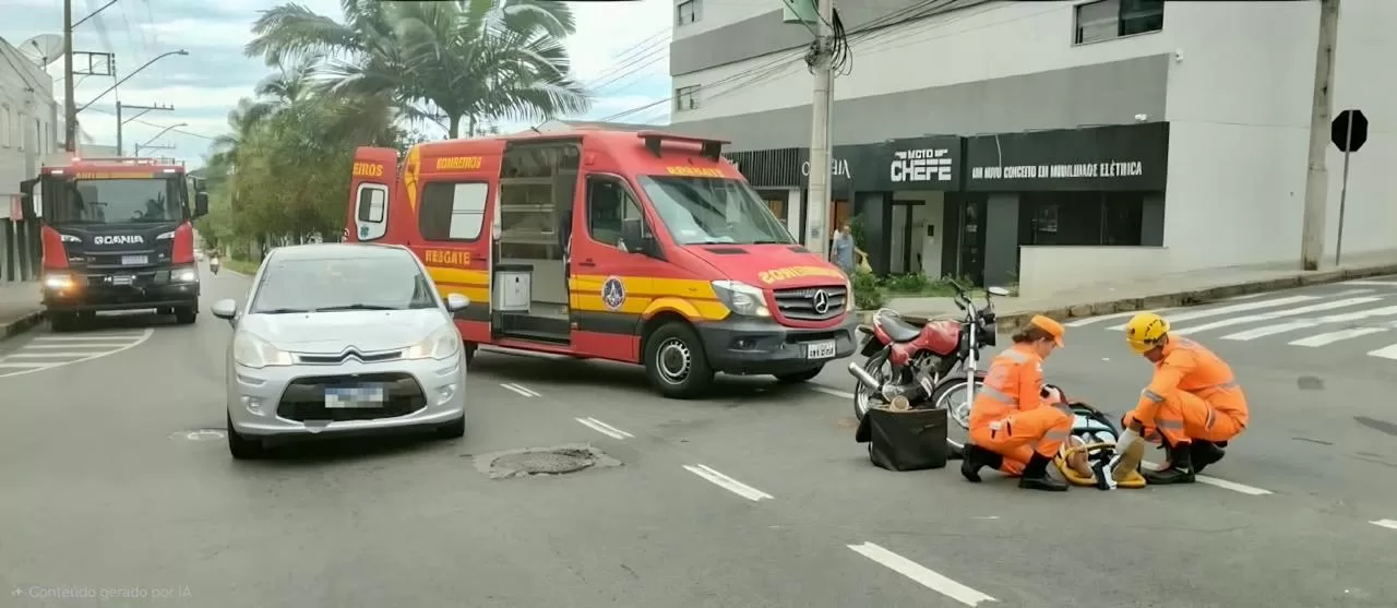 Motociclista fica ferido após colisão com carro em avenida de Alfenas, MG
