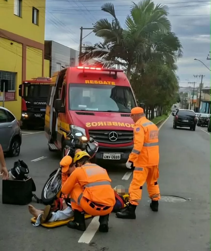 Motociclista fica ferido após colisão com carro em avenida de Alfenas, MG
