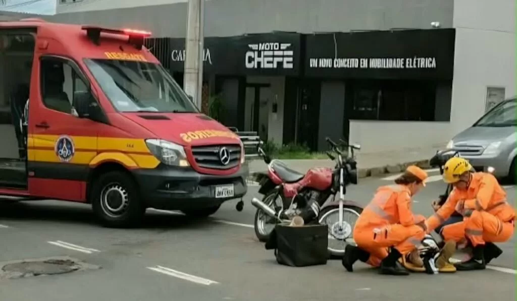 Motociclista fica ferido após colisão com carro em avenida de Alfenas, MG
