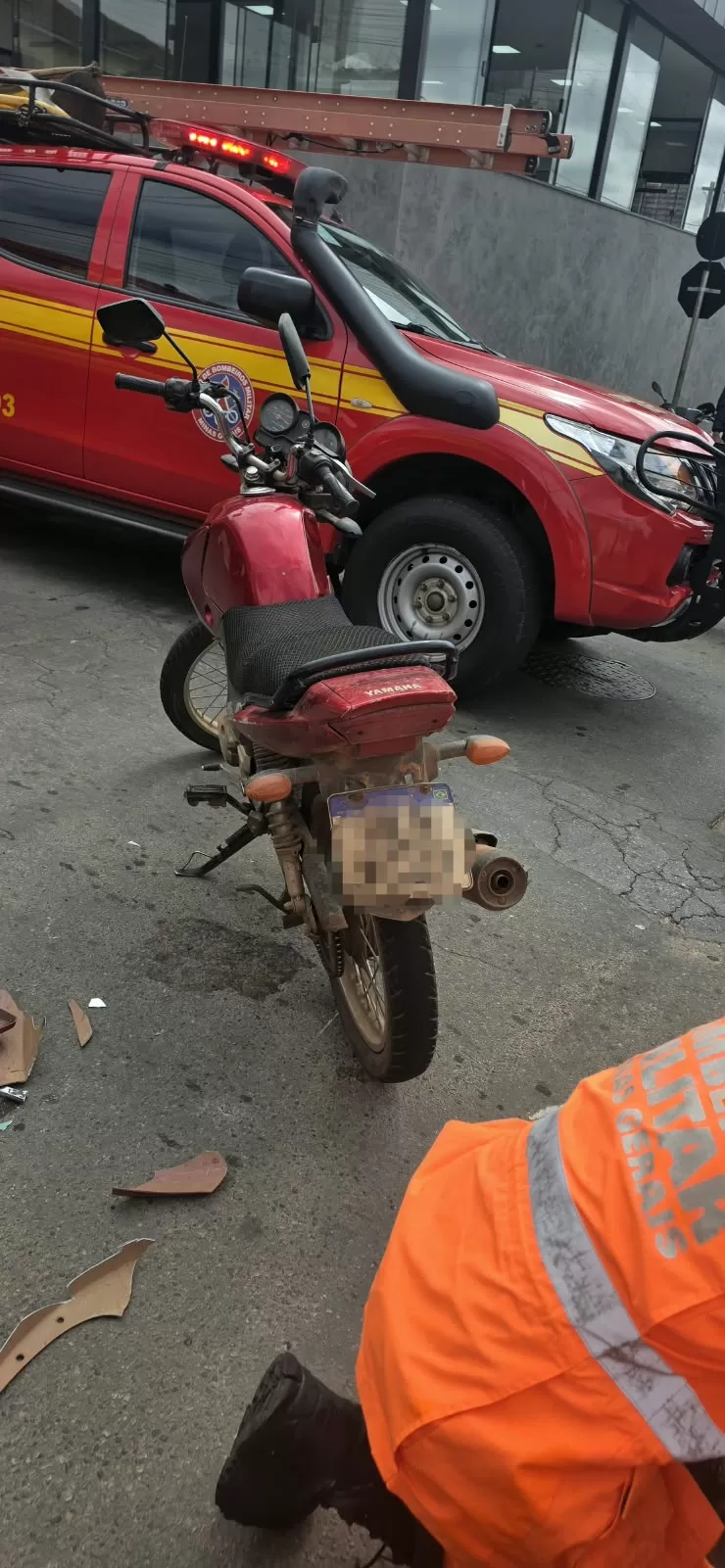 Motociclista de 35 anos fica ferido após acidente com carro em Alfenas