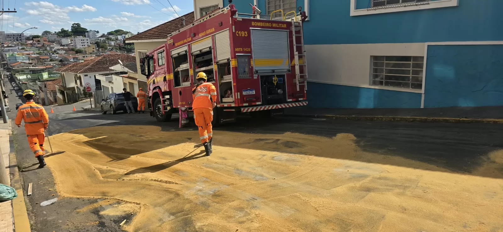 Bombeiros combatem vazamento de óleo e orientam motoristas no Centro de Alfenas