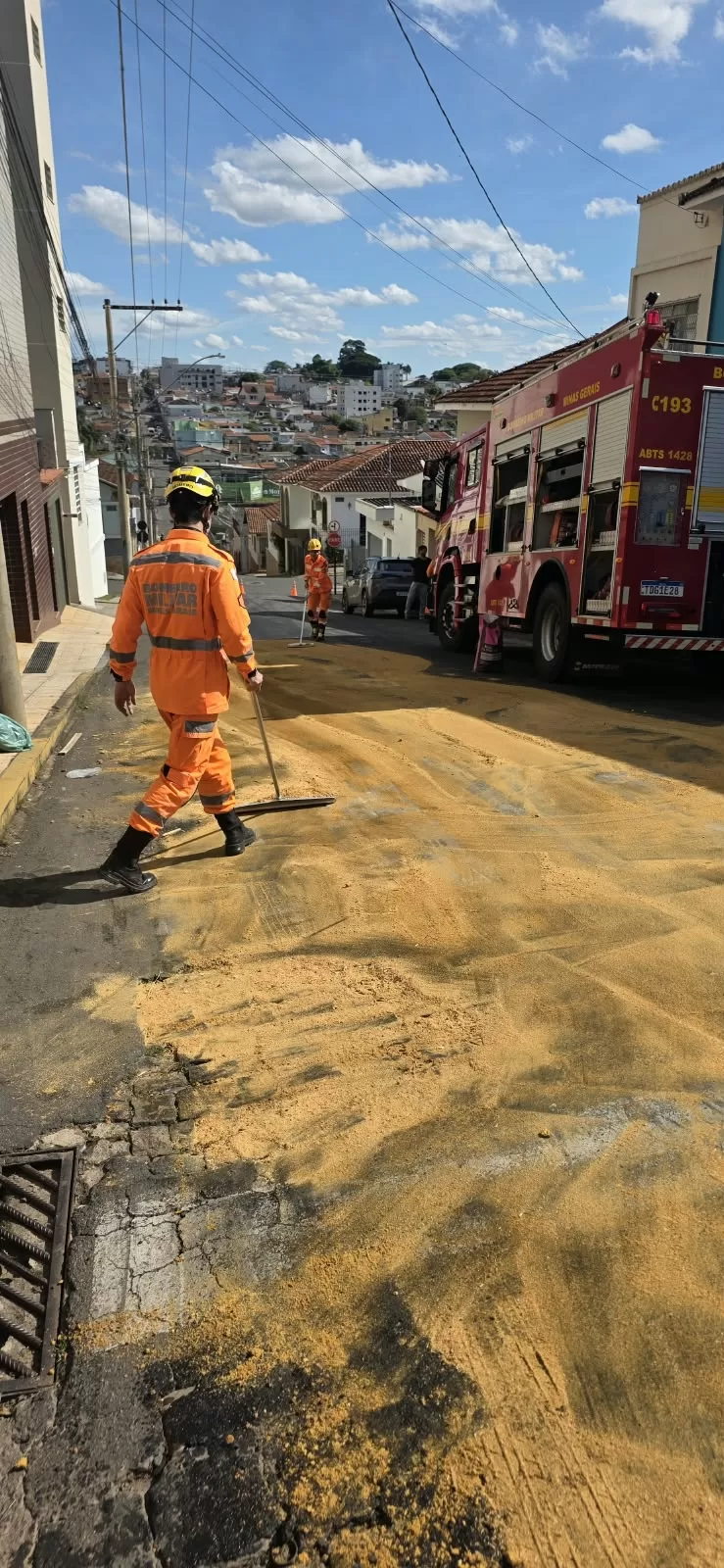 Bombeiros combatem vazamento de óleo no Centro de Alfenas