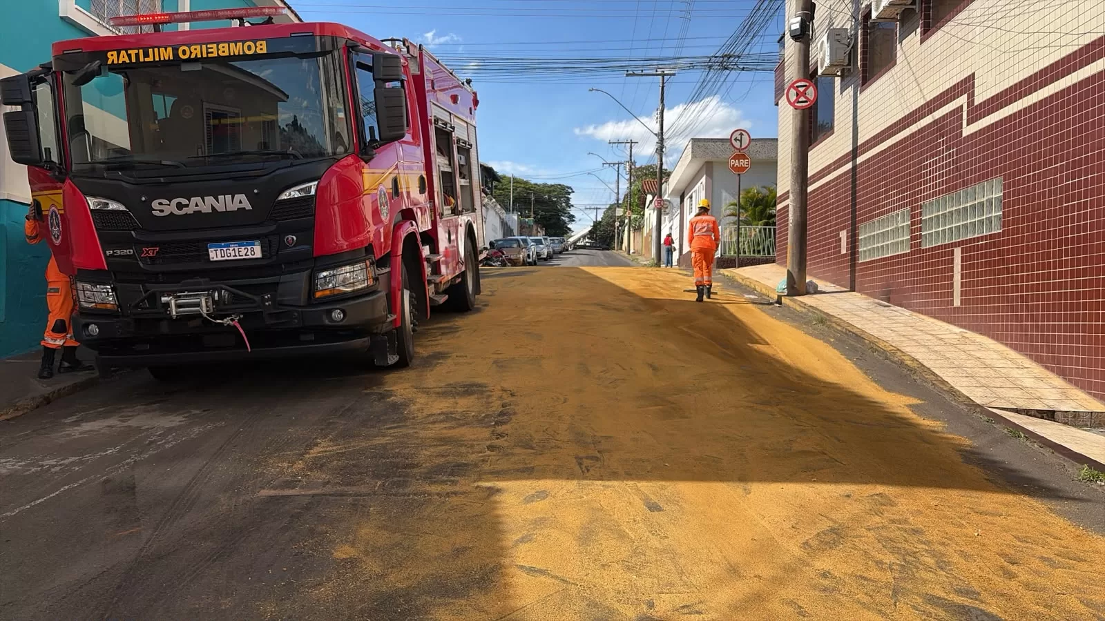 Bombeiros combatem vazamento de óleo no Centro de Alfenas