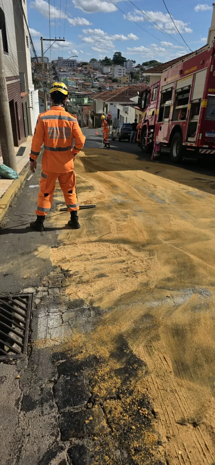 Bombeiros combatem vazamento de óleo no Centro de Alfenas