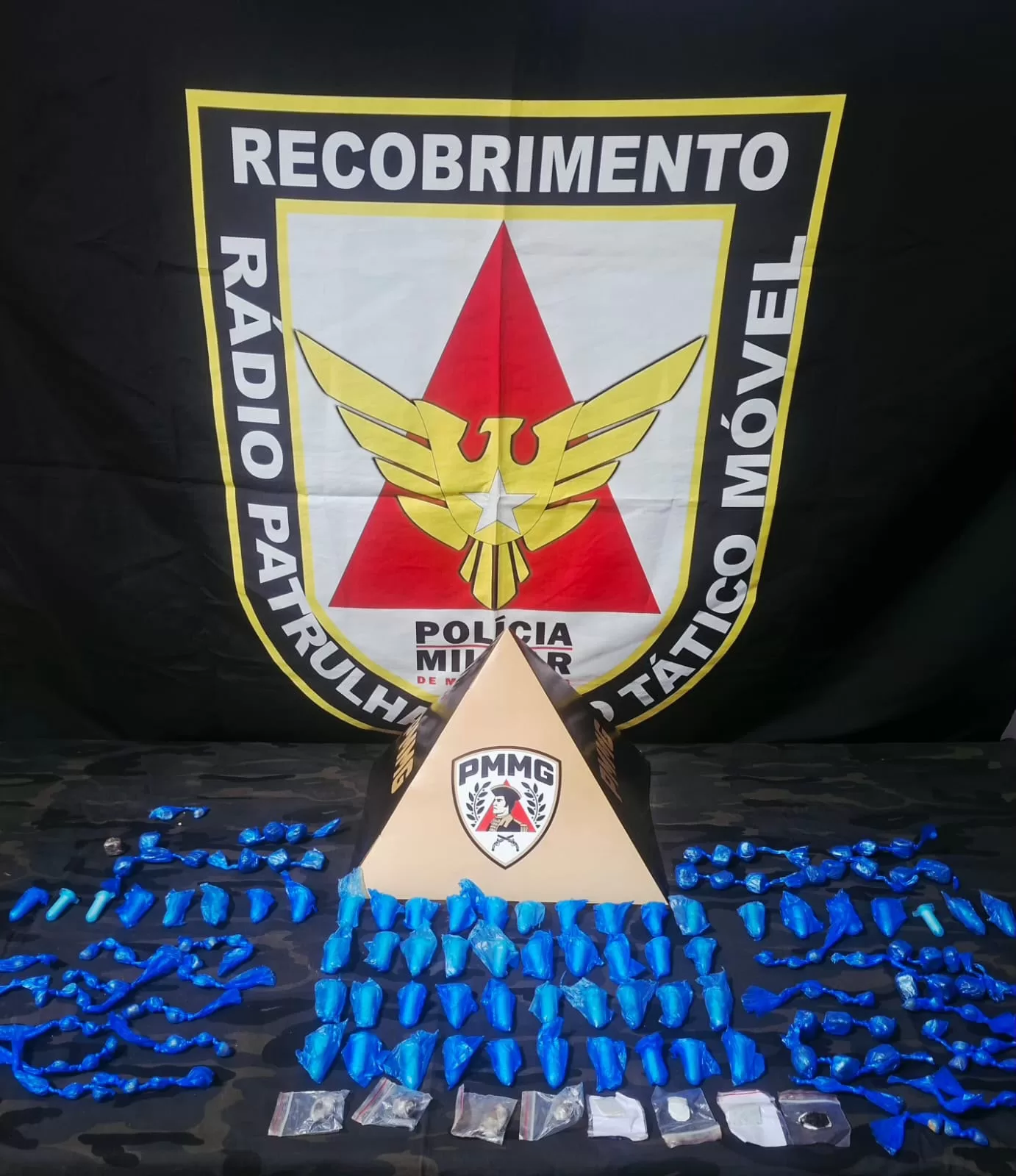 Operação Antidrogas apreende crack, cocaína, maconha e haxixe em praça de Alfenas