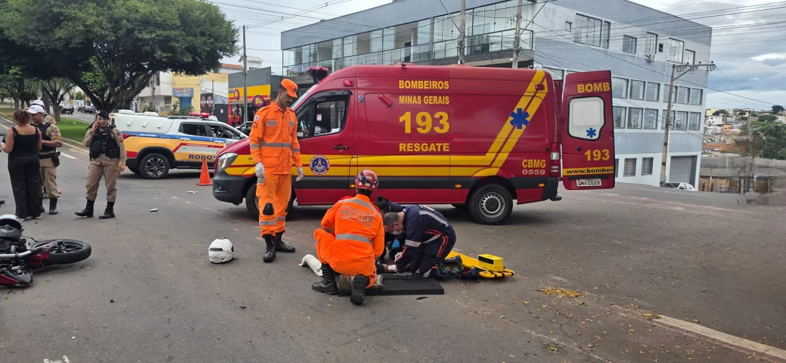 COLISÃO ENTRE MOTO E CARRO DEIXA JOVEM GRAVEMENTE FERIDO EM ALFENAS