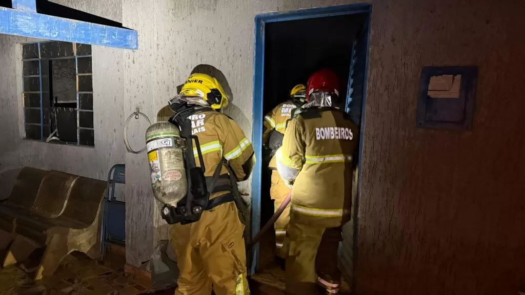 Incêndio em residência na zona rural de Alfenas é controlado pelos Bombeiros