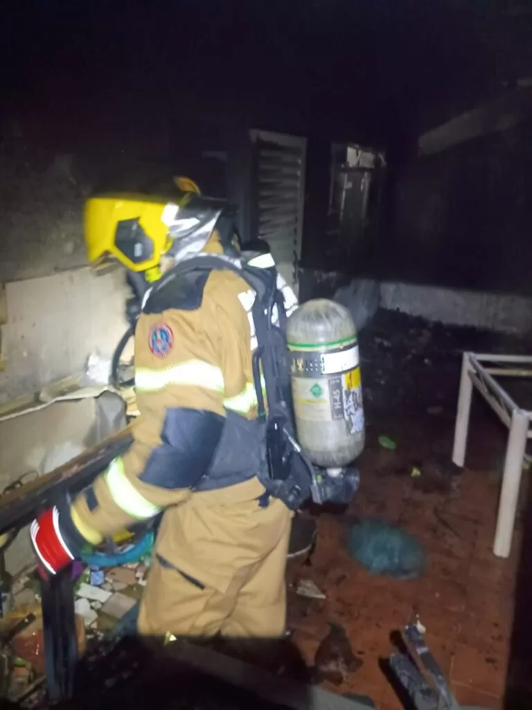 Incêndio em residência na zona rural de Alfenas é controlado pelos Bombeiros